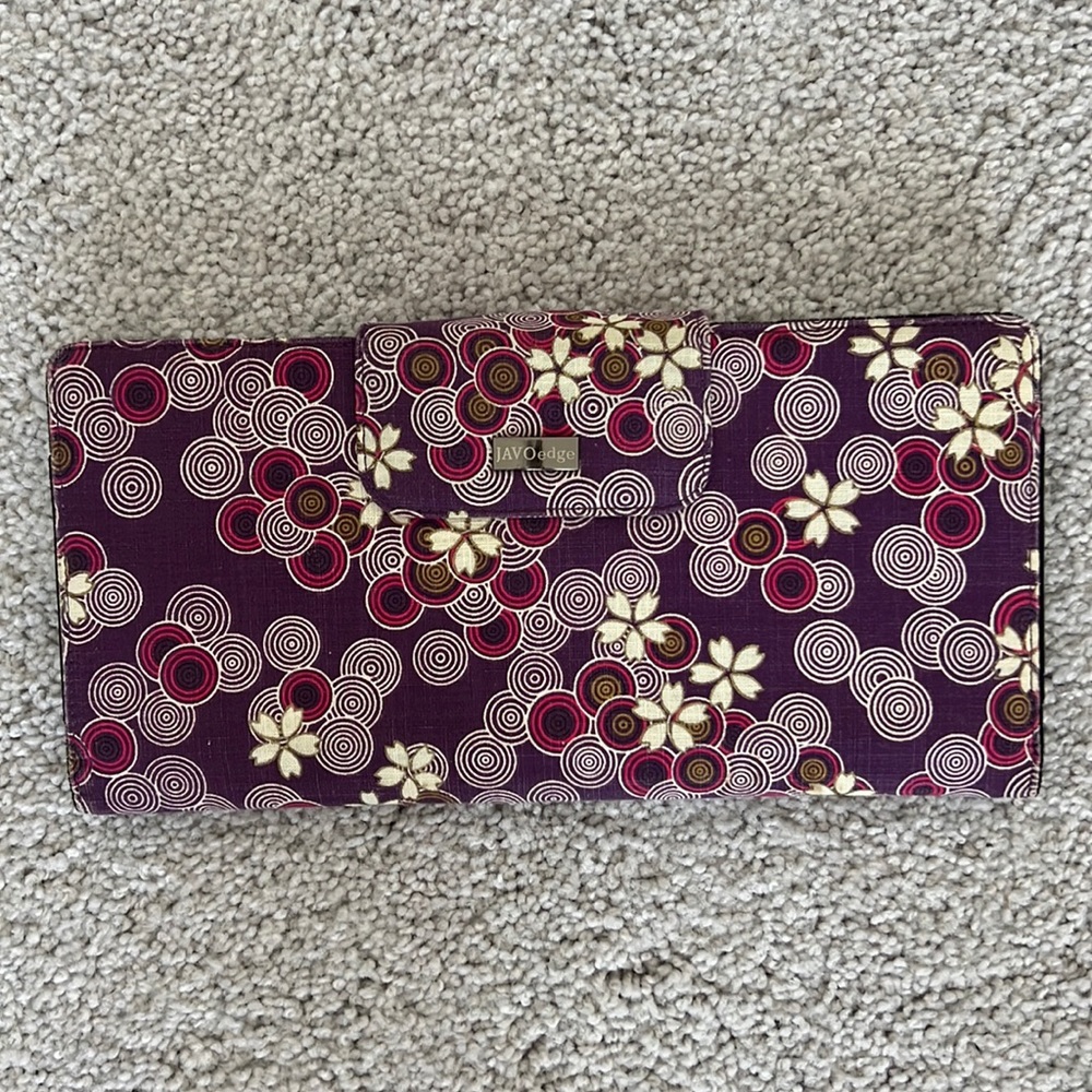 Wireless keyboard cover with magnetic closure